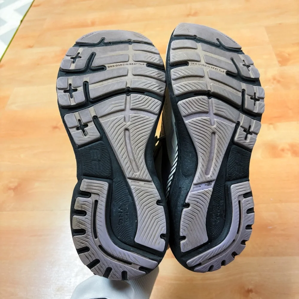 Brooks Adrenaline GTS 23 Womens Size 8.5 Wide Running Shoes Stability Support
